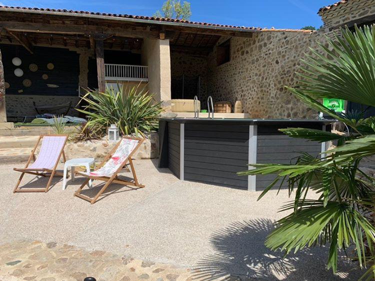 Piscine orthogonale noire vue de côté avec deux chaises longues