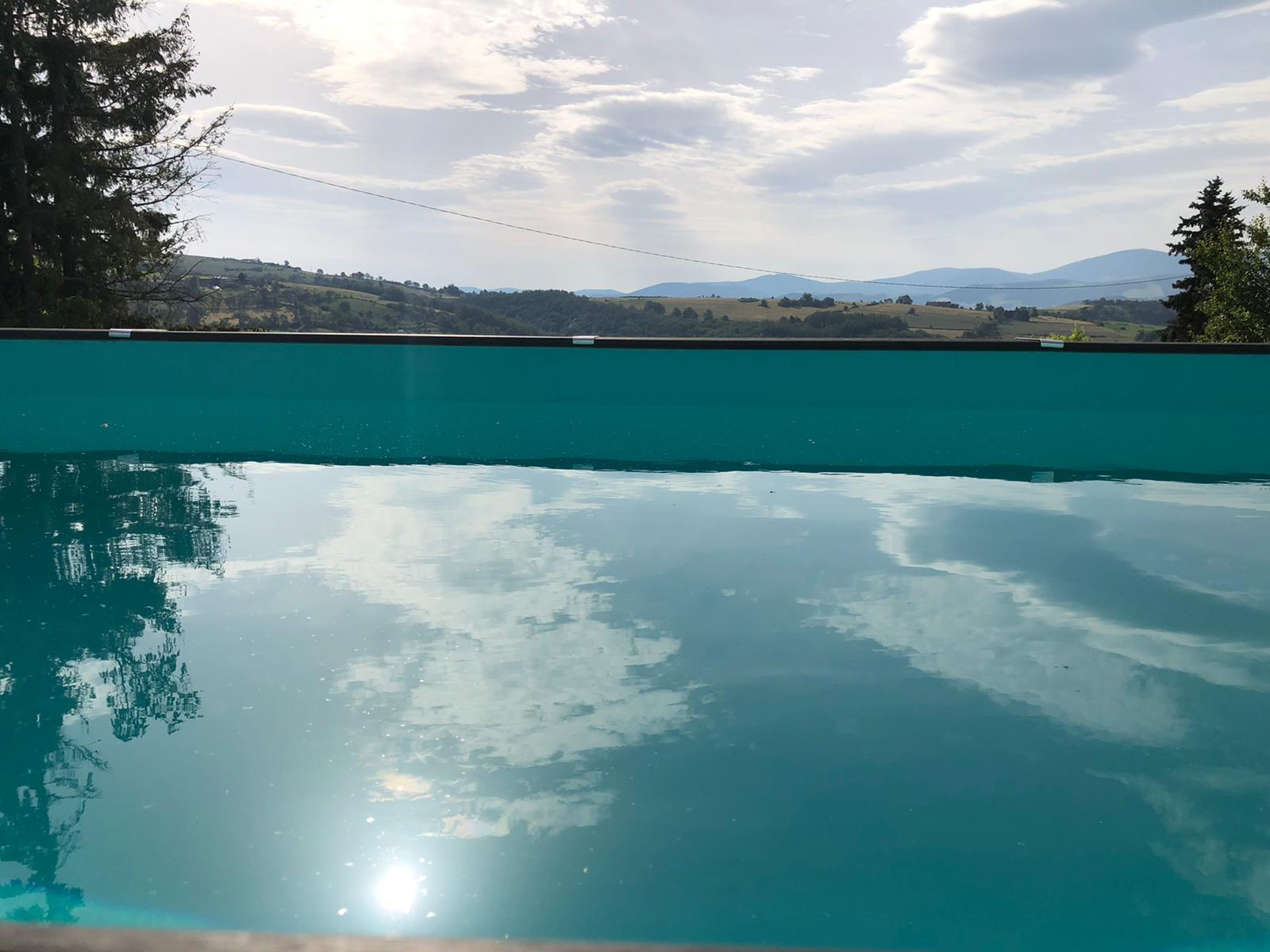 Piscine rectangulaire vue de l'intérieur