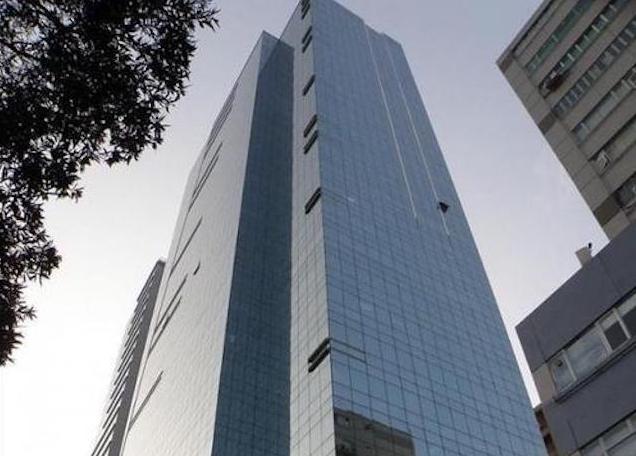 Image of a glass skyscraper in Hong Kong seen from the ground