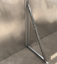 Strut supporting the pool panel